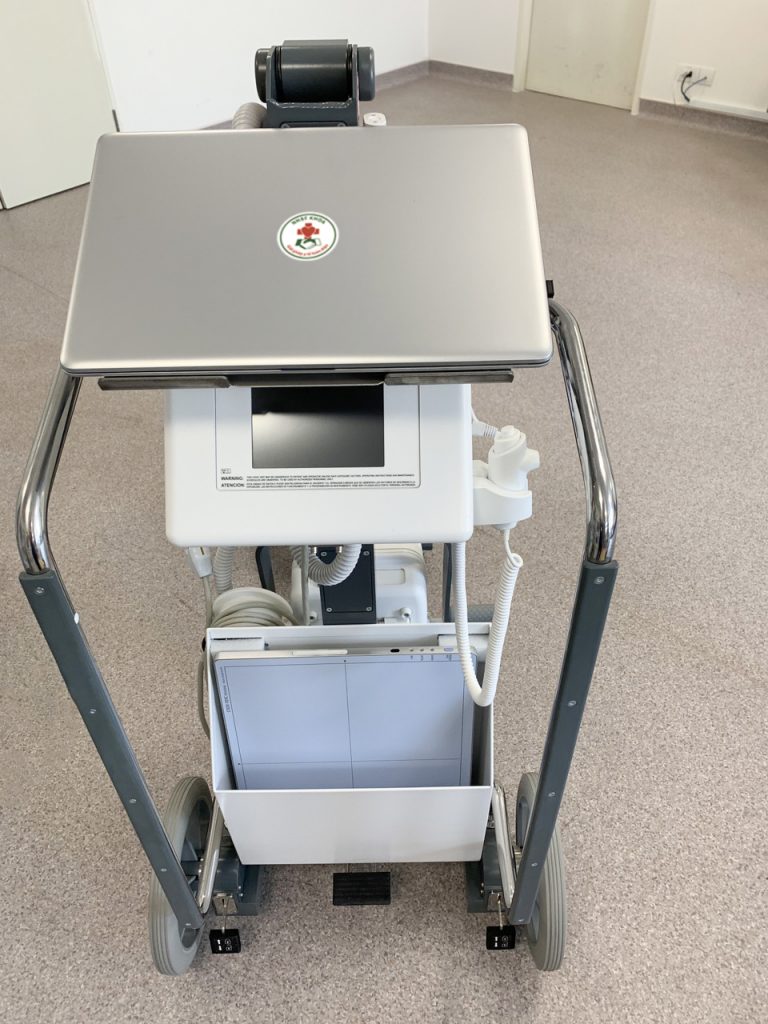 A desk with a computer in an office chair

Description automatically generated